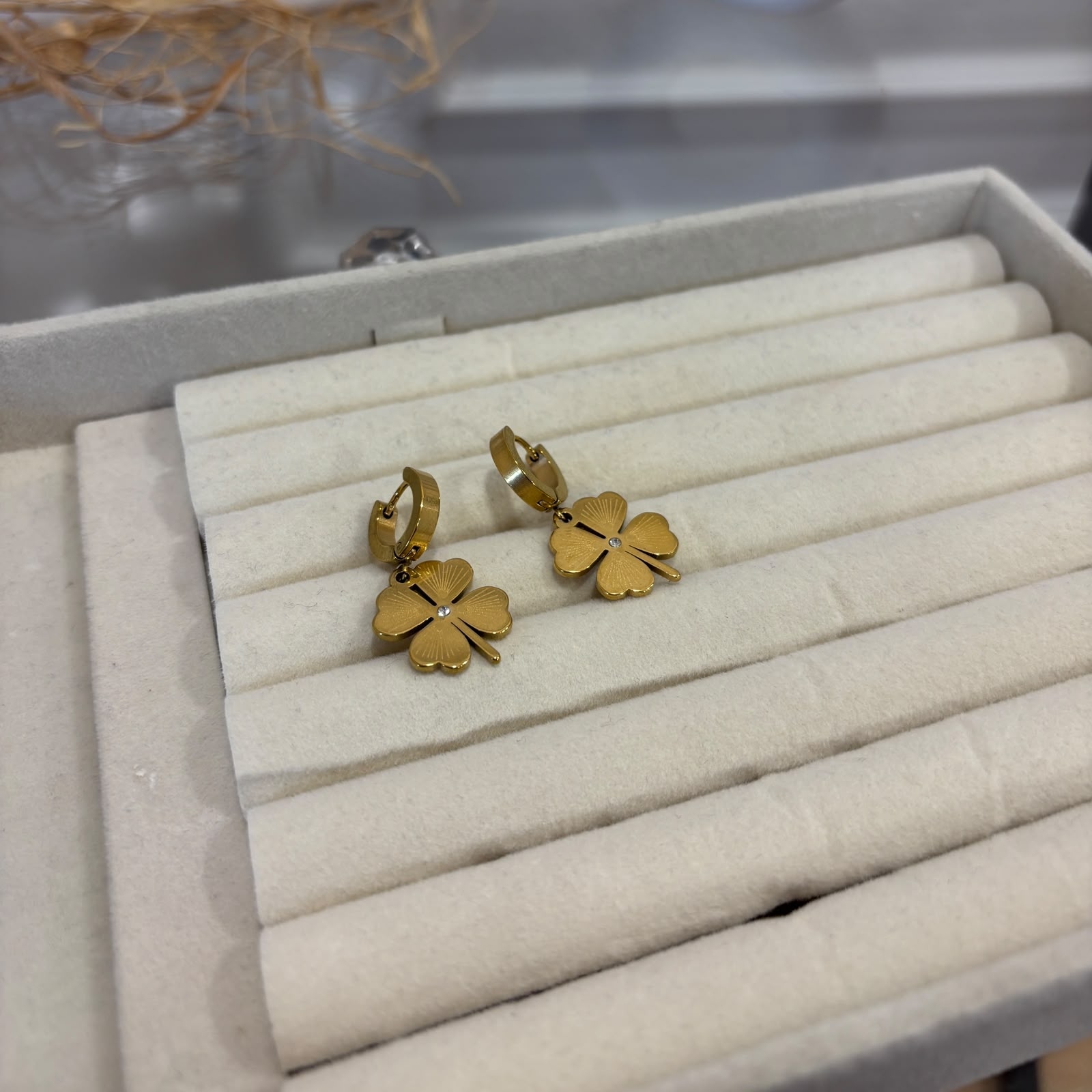 GOLD TAŞ DETAYLI YONCA MODEL KÜPE